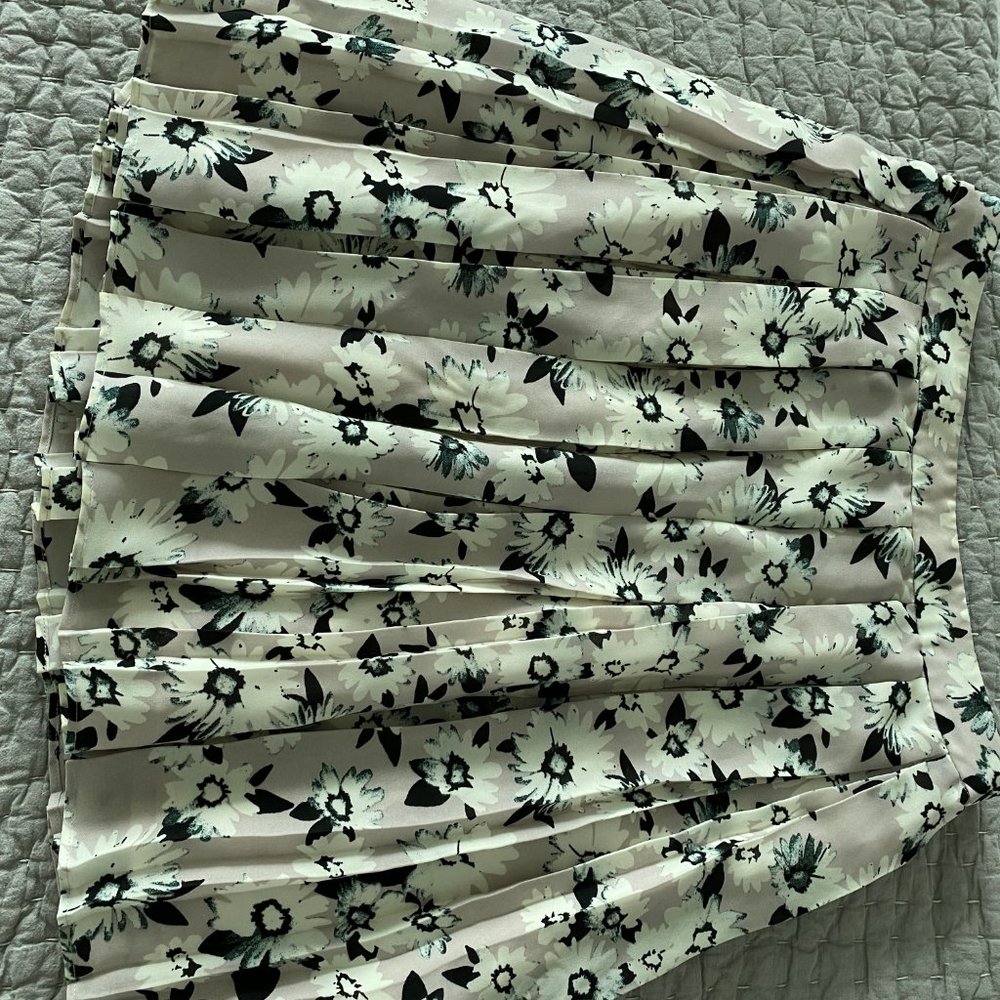 Banana Republic Pleated Floral Midi Skirt Size 2 - Picture 3 of 3
